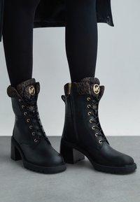 Ботинки на шнуровке Ботинки на шнуровке