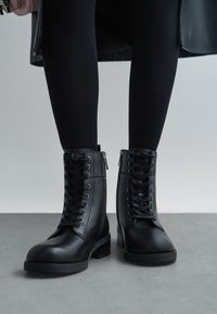 Ботинки на шнуровке Ботинки на шнуровке