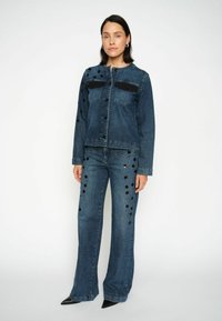 Клешеные джинсы Клешеные джинсы