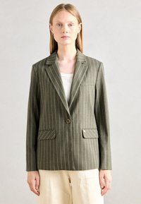 Блейзер с накладными карманами Блейзер с накладными карманами