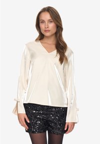 Атласная блузка Атласная блузка