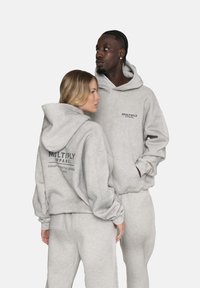 Пуловер с капюшоном Пуловер с капюшоном