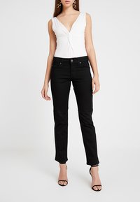 Прямые джинсы Прямые джинсы