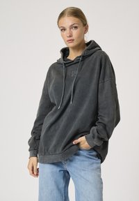 Пуловер с капюшоном Пуловер с капюшоном