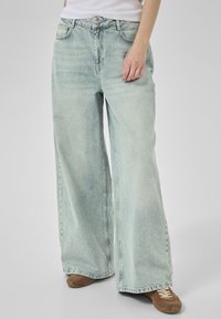 Свободные джинсы Свободные джинсы