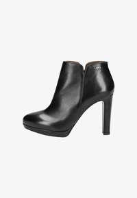 Полусапожки на высоком каблуке Полусапожки на высоком каблуке