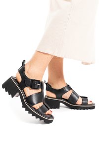 Босоножки на платформе Босоножки на платформе