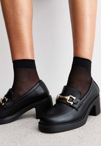 Туфли с высоким носом Туфли с высоким носом