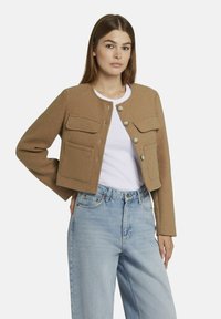 Блейзер с накладными карманами Блейзер с накладными карманами