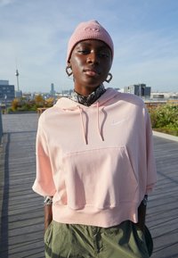 Пуловер с капюшоном Пуловер с капюшоном