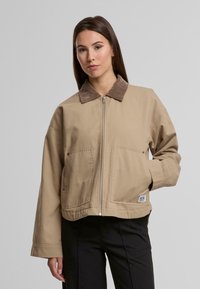 Куртка с накладнымит карманами Куртка с накладнымит карманами