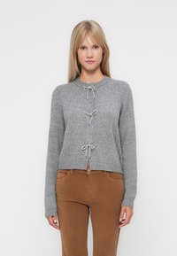 Вязаный жилет Вязаный жилет