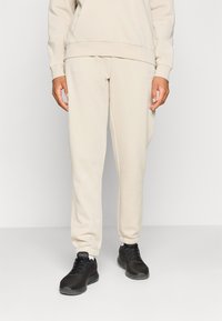 Спортивный костюм Спортивный костюм