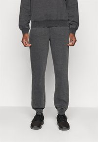 Спортивный костюм Спортивный костюм