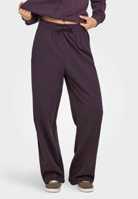 Спортивный костюм Спортивный костюм