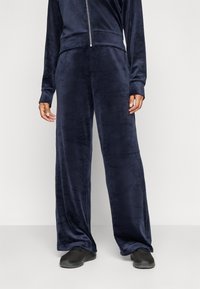 Спортивный костюм Спортивный костюм