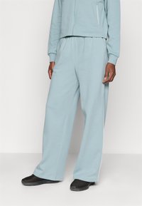 Спортивный костюм Спортивный костюм