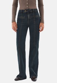 Клешеные джинсы Клешеные джинсы