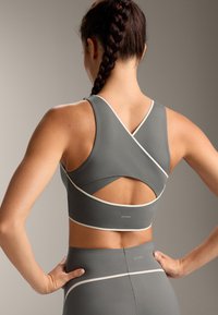 Спортивный топ Спортивный топ