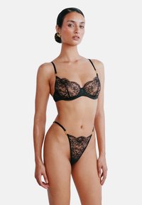 Трусы на бедрах Трусы на бедрах