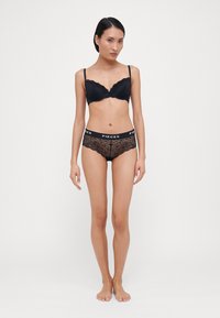 Трусы на бедрах Трусы на бедрах