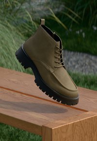 Ботинки на шнуровке Ботинки на шнуровке