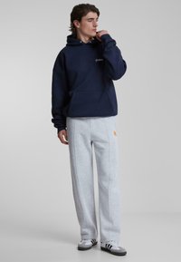 Пуловер с капюшоном Пуловер с капюшоном