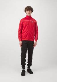 Спортивный костюм Спортивный костюм