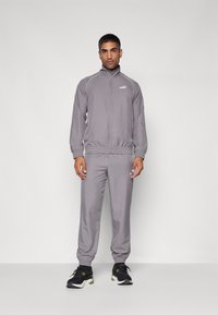 Спортивный костюм Спортивный костюм