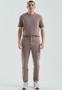 Брюки с накладными карманами Брюки с накладными карманами