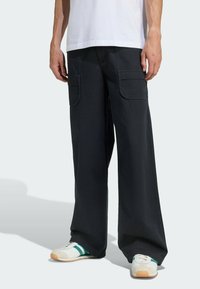 Брюки с накладными карманами Брюки с накладными карманами