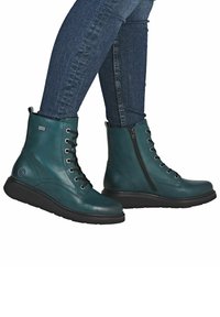 Сапожки на танкетке Сапожки на танкетке