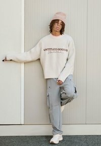 Брюки с накладными карманами Брюки с накладными карманами