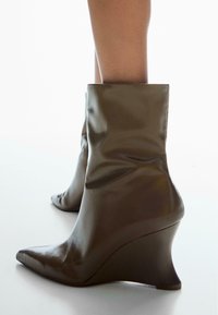 Сапожки на танкетке Сапожки на танкетке