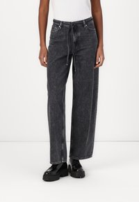 Свободные джинсы Свободные джинсы