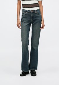 Клешеные джинсы Клешеные джинсы