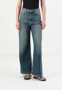 Свободные джинсы Свободные джинсы