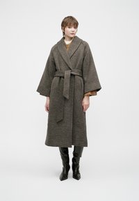 Шерстяное пальто Шерстяное пальто