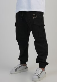 Брюки с накладными карманами Брюки с накладными карманами