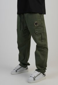 Брюки с накладными карманами Брюки с накладными карманами