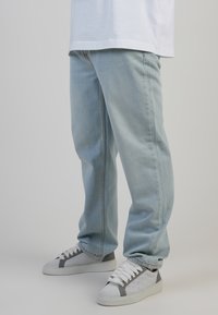 Прямые джинсы Прямые джинсы