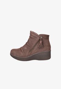 Сапожки на танкетке Сапожки на танкетке