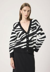 Жаккардовая вязаная кофта Жаккардовая вязаная кофта