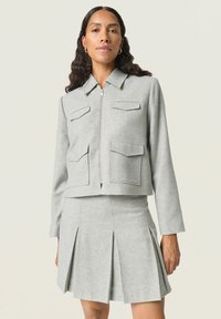 Блейзер с накладными карманами Блейзер с накладными карманами