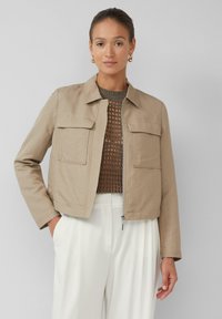 Блейзер с накладными карманами Блейзер с накладными карманами