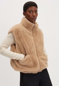 Пуховой жилет Пуховой жилет