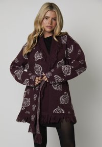 Жаккардовая вязаная кофта Жаккардовая вязаная кофта