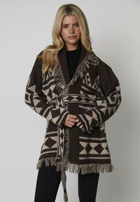 Жаккардовая вязаная кофта Жаккардовая вязаная кофта