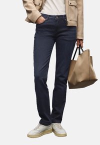 Прямые джинсы Прямые джинсы