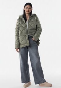 Куртка с накладнымит карманами Куртка с накладнымит карманами